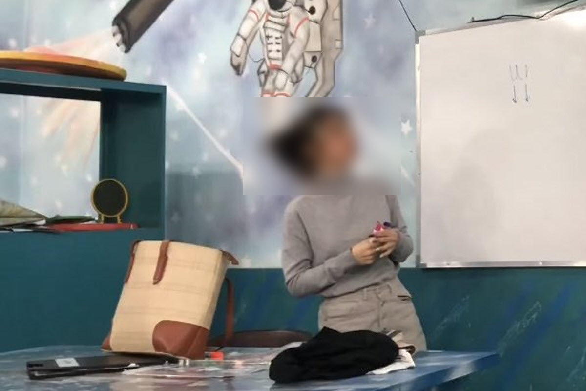 عکس| هنجارشکنی معلم بی حجاب در مدرسه؛ آموزش قانون شکنی به دانش آموزان در کلاس درس عکس| هنجارشکنی معلم بی حجاب در مدرسه؛ آموزش قانون شکنی به دانش آموزان در کلاس درس | دیلی فوتبال