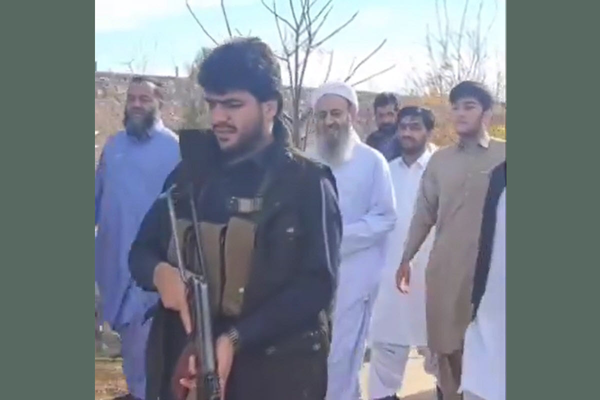 فیلم| بادیگاردهای مسلح و ماشین های لوکس مولوی عبدالحمید فیلم| بادیگاردهای مسلح و ماشین های لوکس مولوی عبدالحمید | دیلی فوتبال