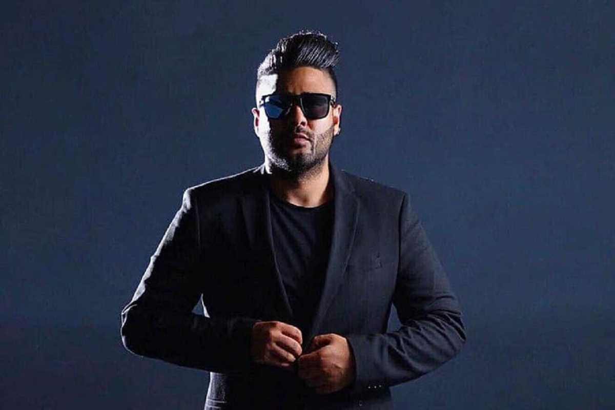 فیلم| جنجال جدید خواننده مبتذل؛ دابسمش ساسی مانکن با سرود سلام فرمانده | دیلی فوتبال