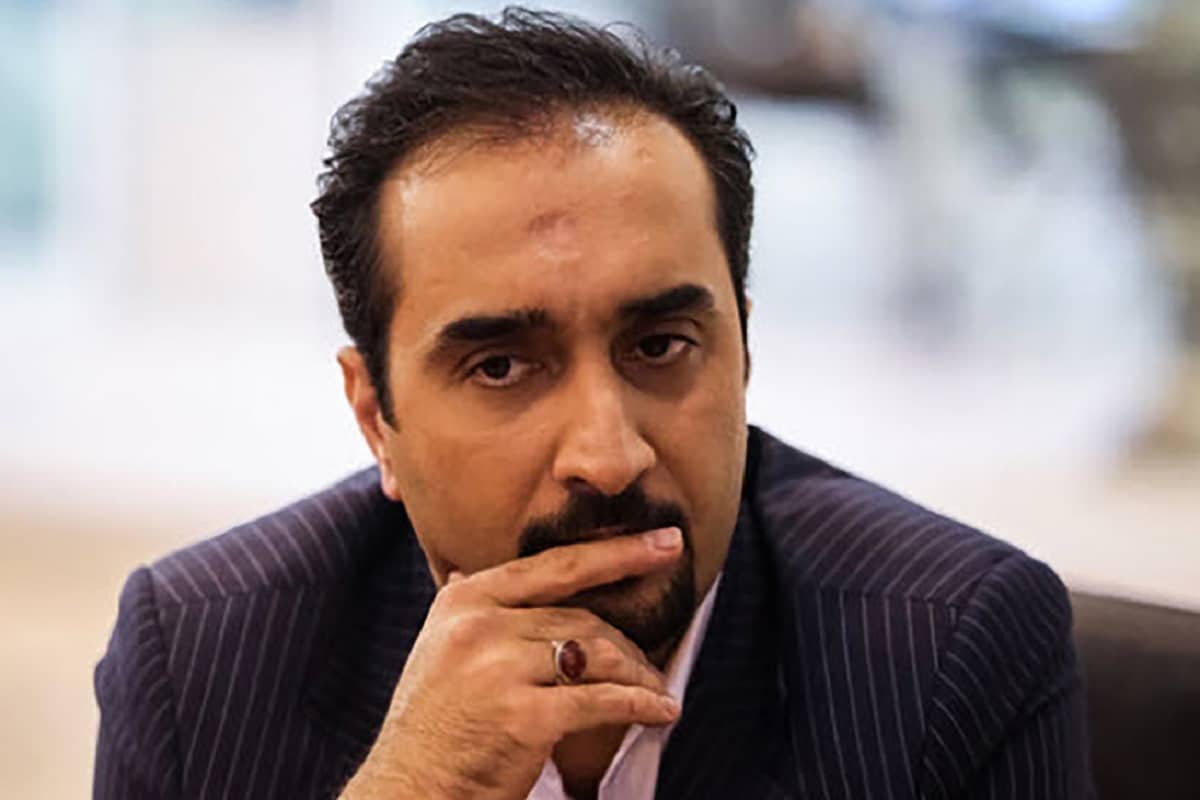 فیلم| موبایل قاپی در ترافیک مقابل نیما کرمی مجری تلویزیون | دیلی فوتبال