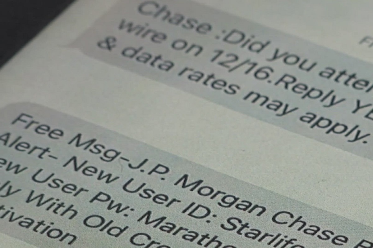 فیلم| خالی شدن حساب بانکی با یک پیامک | دیلی فوتبال