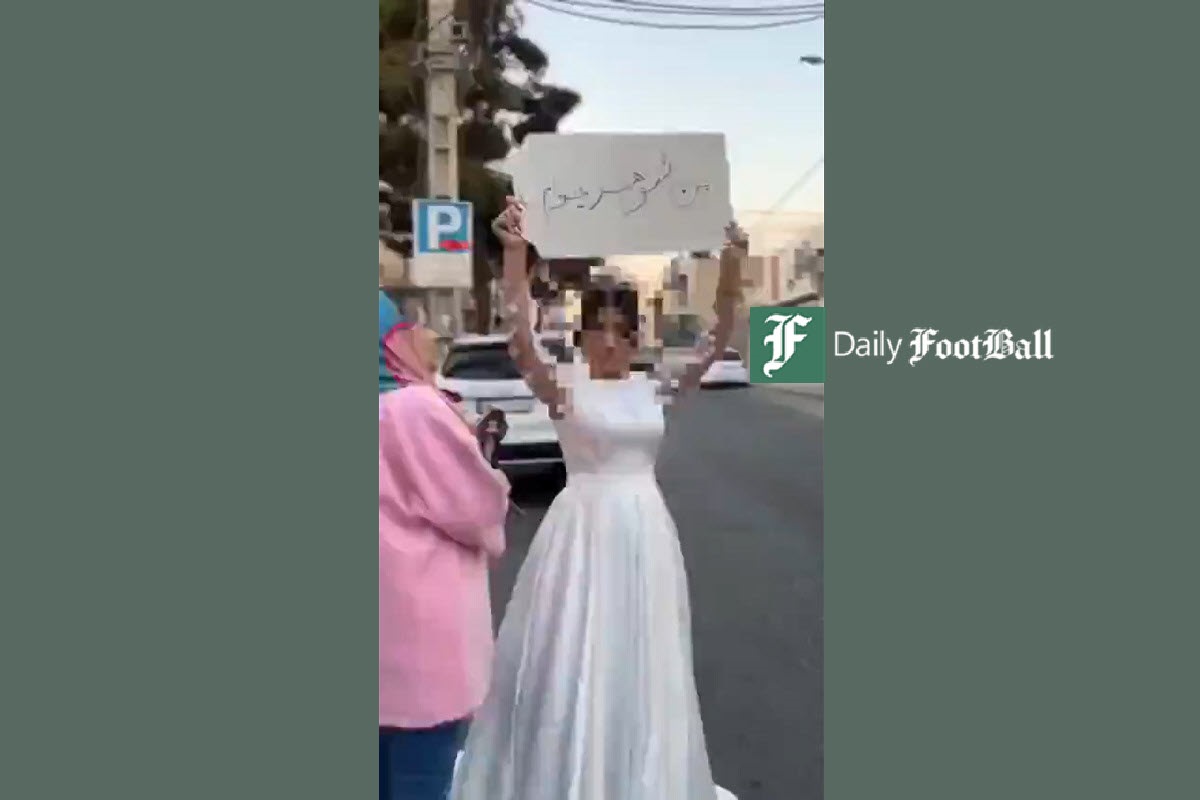 فیلم| هنجارشکنی با لباس عروس در خیابان | دیلی فوتبال