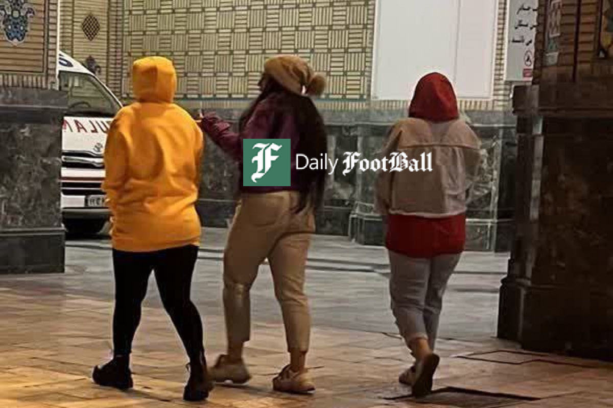 عکس| حضور زنان بدحجاب در صحن حرم امام رضا (ع) جنجال به پا کرد | دیلی فوتبال