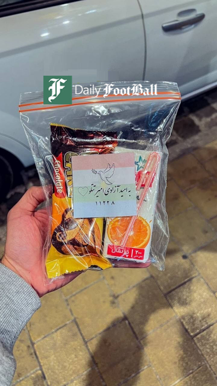 عکس| نذری دادن تتلیتی ها برای آزادی امیر تتلو از زندان عکس| نذری دادن تتلیتی ها برای آزادی امیر تتلو از زندان | دیلی فوتبال