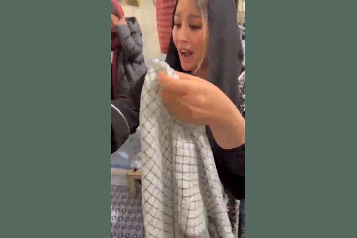 فیلم| خوشحالی خبرنگار لبنانی پس از دریافت چفیه رهبر انقلاب فیلم| خوشحالی خبرنگار لبنانی پس از دریافت چفیه رهبر انقلاب | دیلی فوتبال