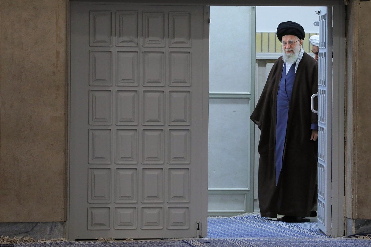 فیلم| حرکت معنی دار رهبر انقلاب در روز انتخابات فیلم| حرکت معنی دار رهبر انقلاب در روز انتخابات | دیلی فوتبال