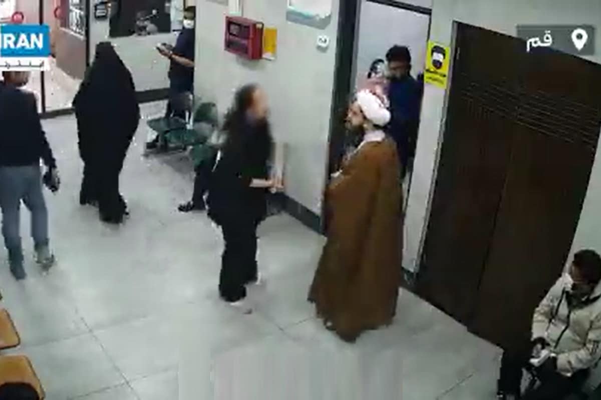 فیلم| هتک حرمت روحانیت توسط زن بی حجاب در درمانگاه قم؛ همکاری مرکز درمانی با رسانه های معاند فیلم| هتک حرمت روحانیت توسط زن بی حجاب در درمانگاه قم؛ همکاری مرکز درمانی با رسانه های معاند | دیلی فوتبال