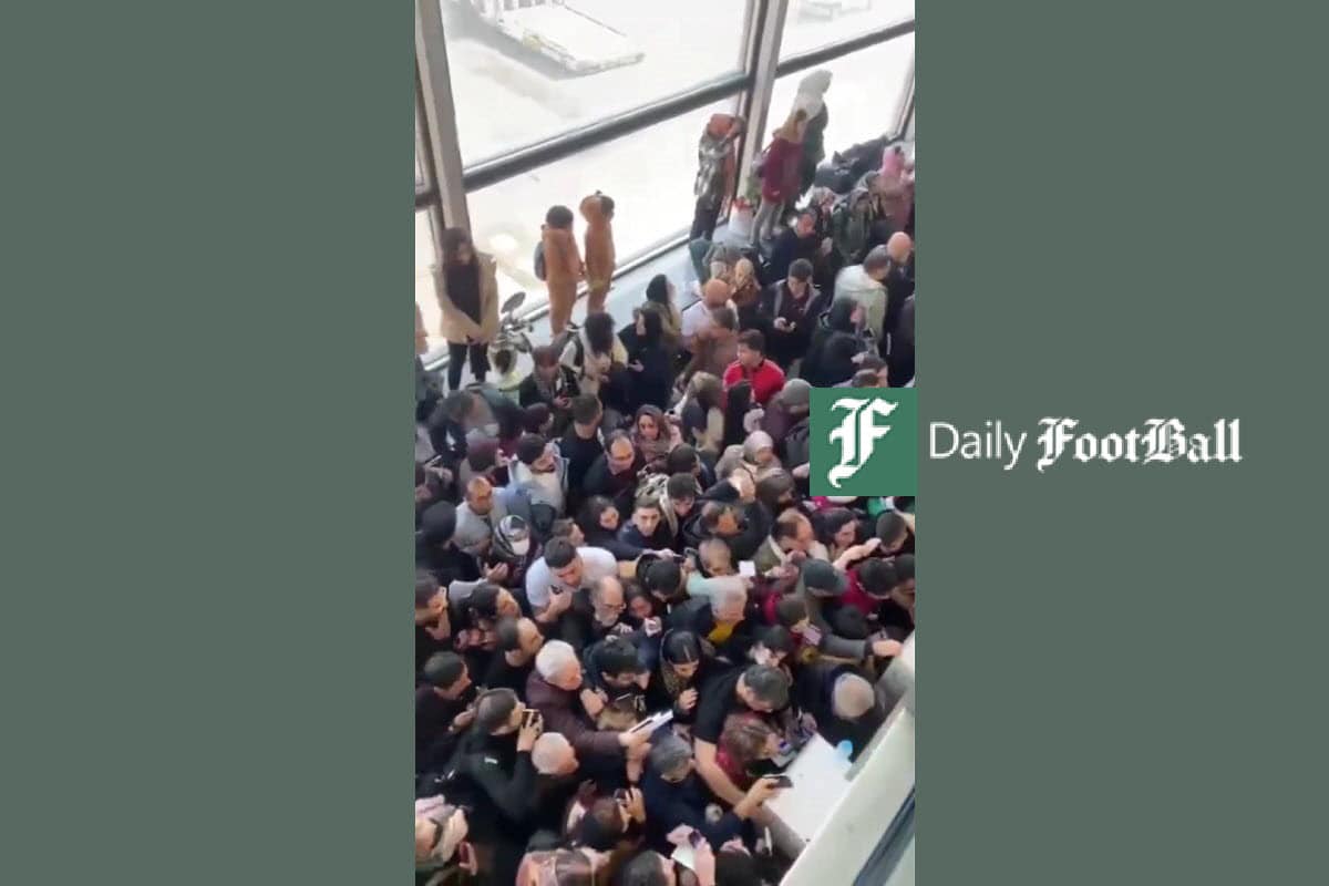 فیلم| وضعیت صف دریافت ارز مسافرتی در فرودگاه فیلم| وضعیت صف دریافت ارز مسافرتی در فرودگاه | دیلی فوتبال