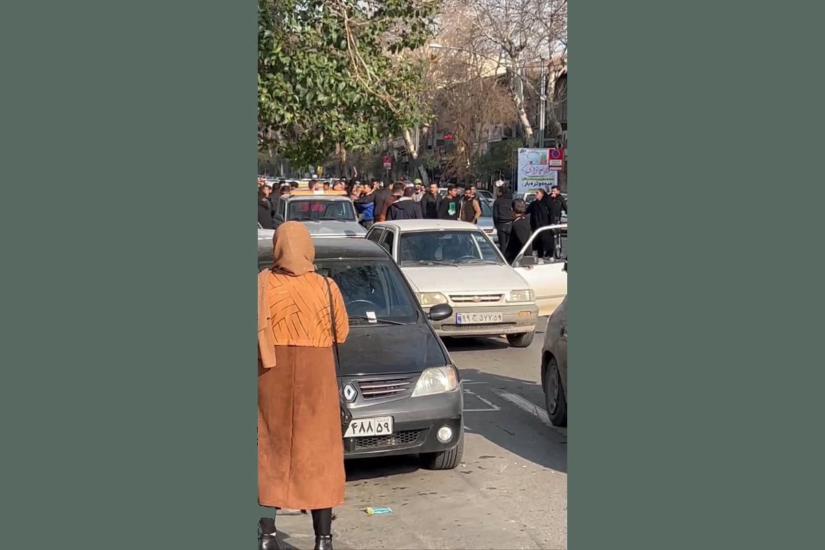 فیلم| ضرب و شتم یک دستفروش توسط ماموران شهرداری گرگان فیلم| ضرب و شتم یک دستفروش توسط ماموران شهرداری گرگان | دیلی فوتبال