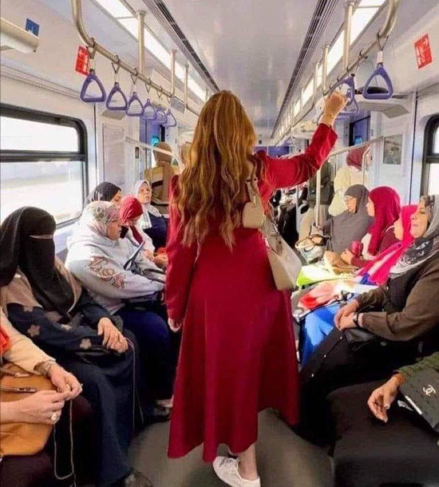 عکس| حجاب باورنکردنی زنان در متروی سوئد | دیلی فوتبال