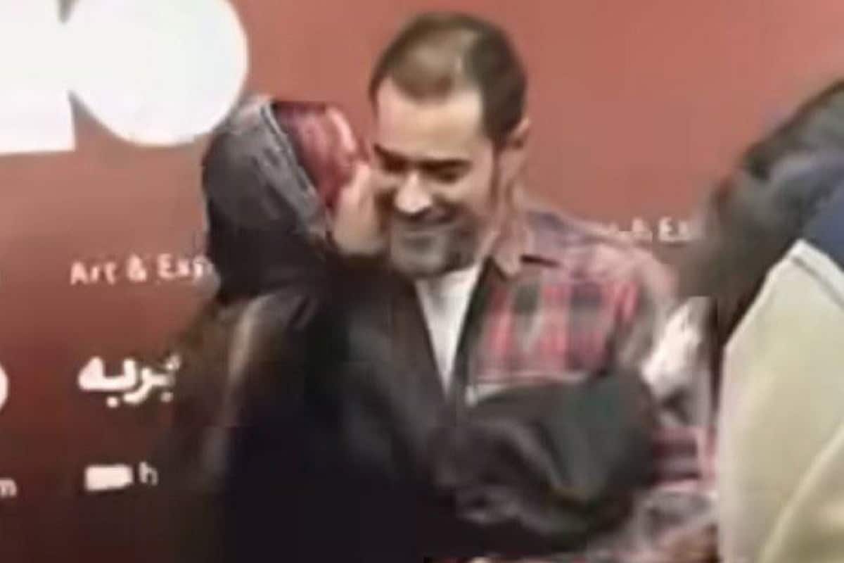 عکس| بوسه جنجالی هواداران شهاب حسینی؛ مگه به دین حسین ابن علی (ع) نبودی؟ | دیلی فوتبال