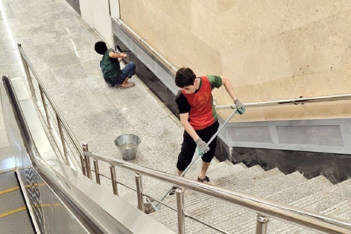 عکس| تصویری پربازدید از دو کودک کار در مترو تهران | دیلی فوتبال