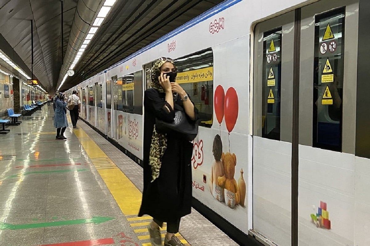 فیلم| برخورد قاطع پلیس با پسر هنجارشکن در مترو تهران فیلم| برخورد قاطع پلیس با پسر هنجارشکن در مترو تهران | دیلی فوتبال