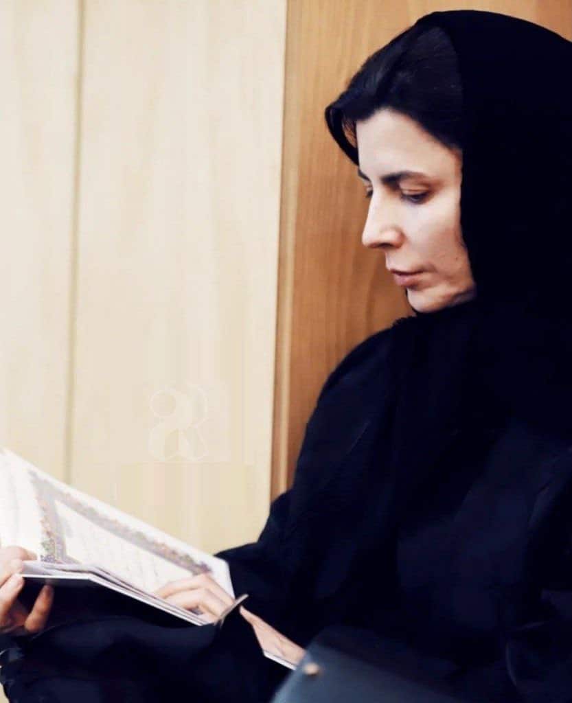 عکس| قرآن خواندن لیلا حاتمی در مراسم ختم رضا داوودنژاد | دیلی فوتبال