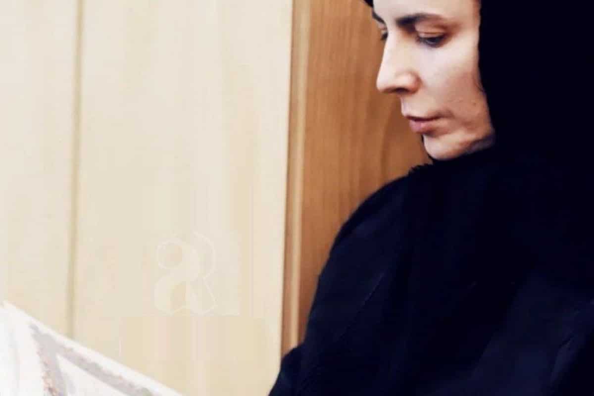 عکس| قرآن خواندن لیلا حاتمی در مراسم ختم رضا داوودنژاد | دیلی فوتبال