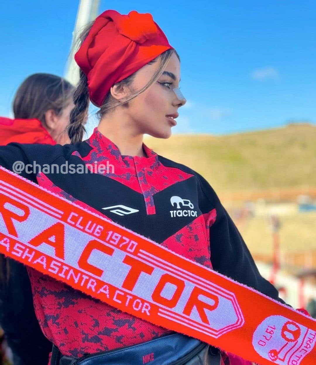 عکس| تیپ جنجالی بازیکن ملی پوش در اولین حضور زنان تراکتوری در ورزشگاه عکس| تیپ جنجالی بازیکن ملی پوش در اولین حضور زنان تراکتوری در ورزشگاه | دیلی فوتبال