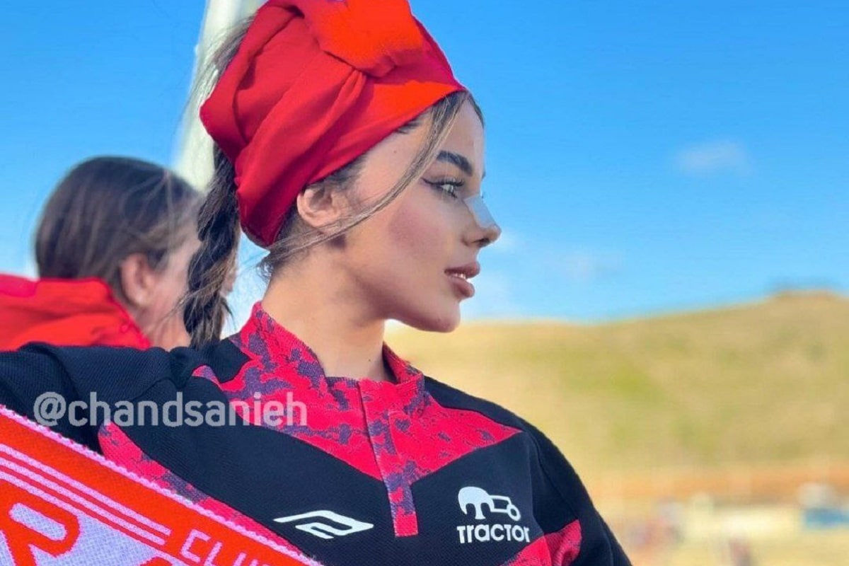 عکس| تیپ جنجالی بازیکن ملی پوش در اولین حضور زنان تراکتوری در ورزشگاه عکس| تیپ جنجالی بازیکن ملی پوش در اولین حضور زنان تراکتوری در ورزشگاه | دیلی فوتبال