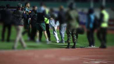 عاقبت بغل کردن هوادار زن استقلال در ورزشگاه؛ حسین حسینی محروم می شود؟ | دیلی فوتبال