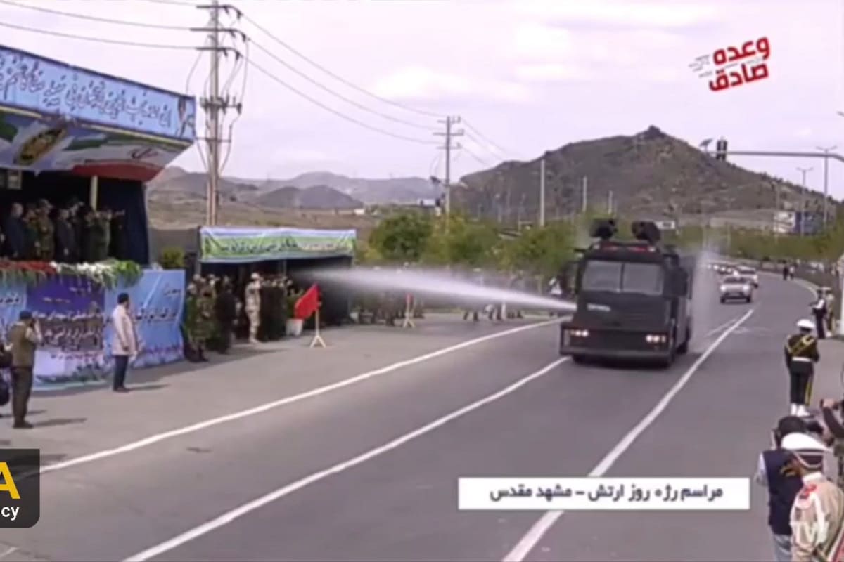 فیلم| اتفاقی عجیب در مراسم رژه روز ارتش در مشهد | دیلی فوتبال