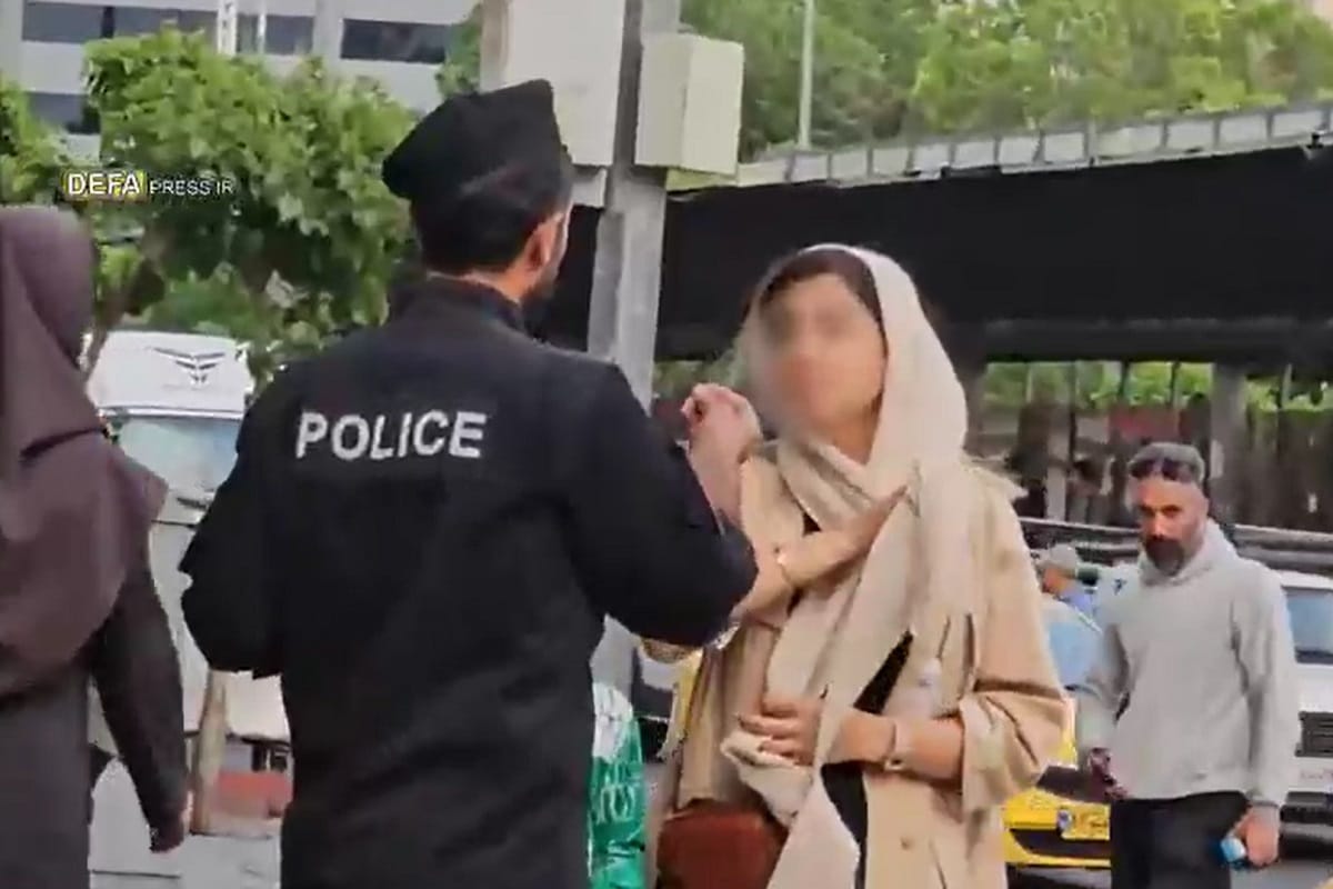 فیلم| نحوه برخورد پلیس با بی حجاب ها و هنجارشکنان در سطح شهر تهران | دیلی فوتبال