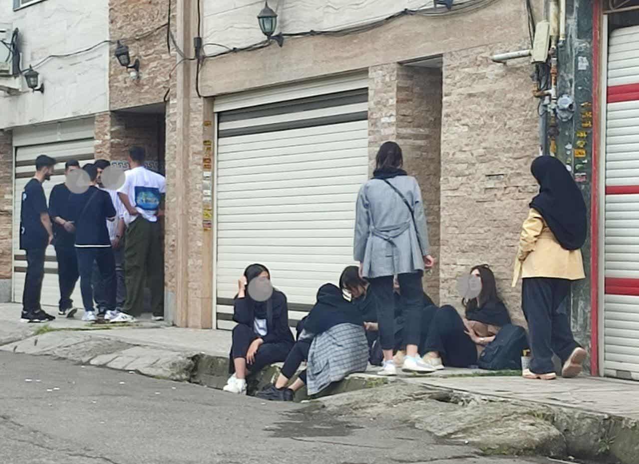 عکس| تجمع هنجارشکنانه دانشجویان دانشگاه آزاد مقابل درب مردم عکس| تجمع هنجارشکنانه دانشجویان دانشگاه آزاد مقابل درب مردم | دیلی فوتبال