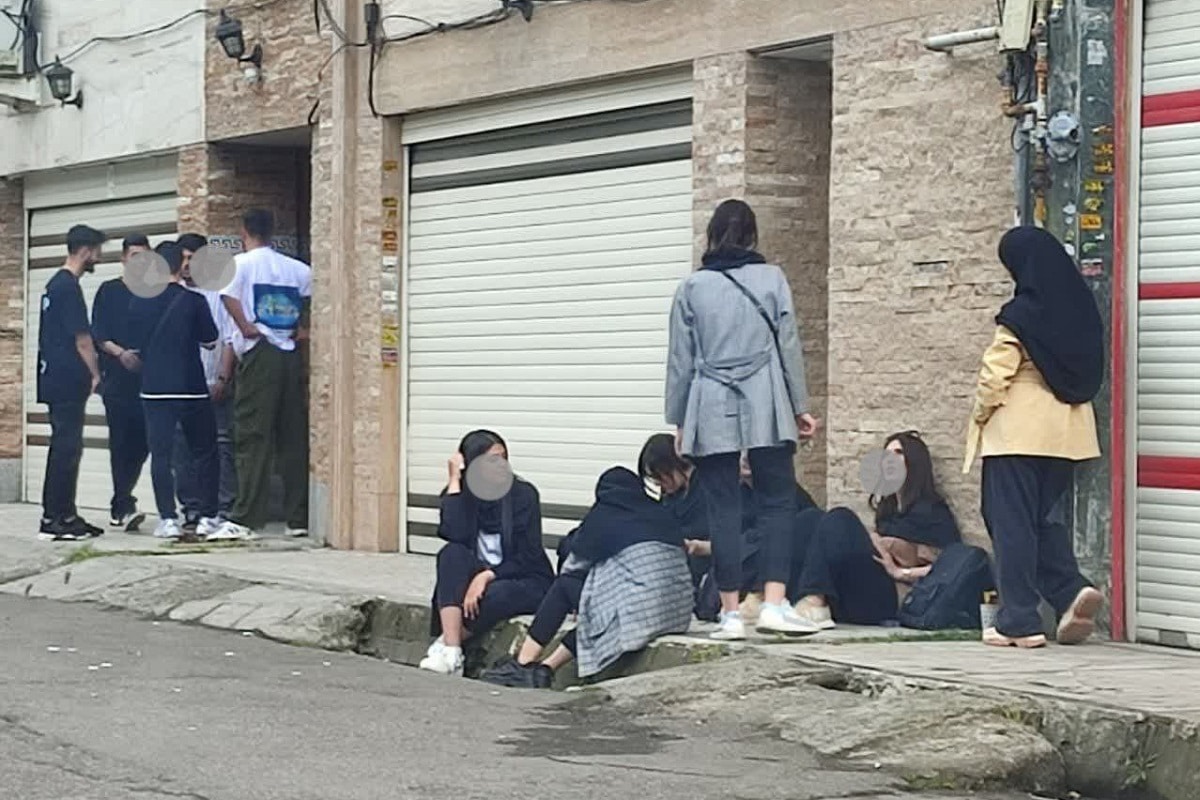 عکس| تجمع هنجارشکنانه دانشجویان دانشگاه آزاد مقابل درب مردم عکس| تجمع هنجارشکنانه دانشجویان دانشگاه آزاد مقابل درب مردم | دیلی فوتبال