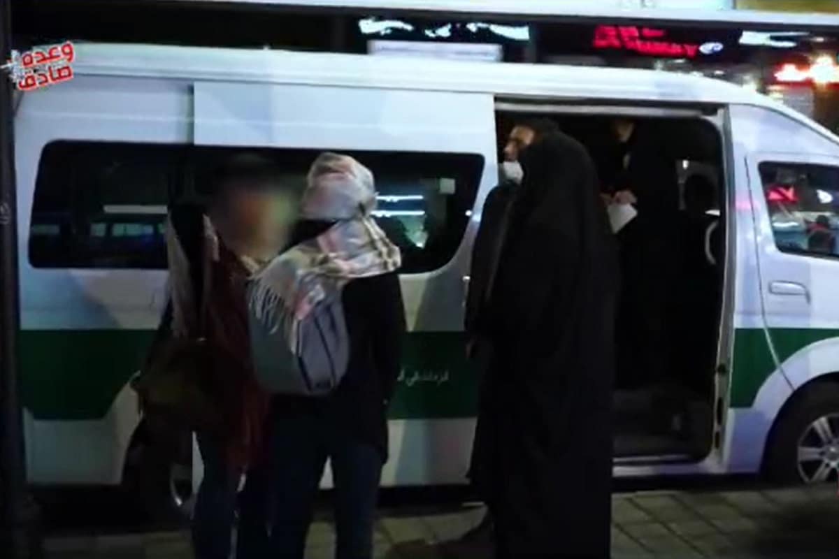 فیلم| اهدای گل به نیروهای گشت ارشاد توسط مردم اصفهان فیلم| اهدای گل به نیروهای گشت ارشاد توسط مردم اصفهان | دیلی فوتبال