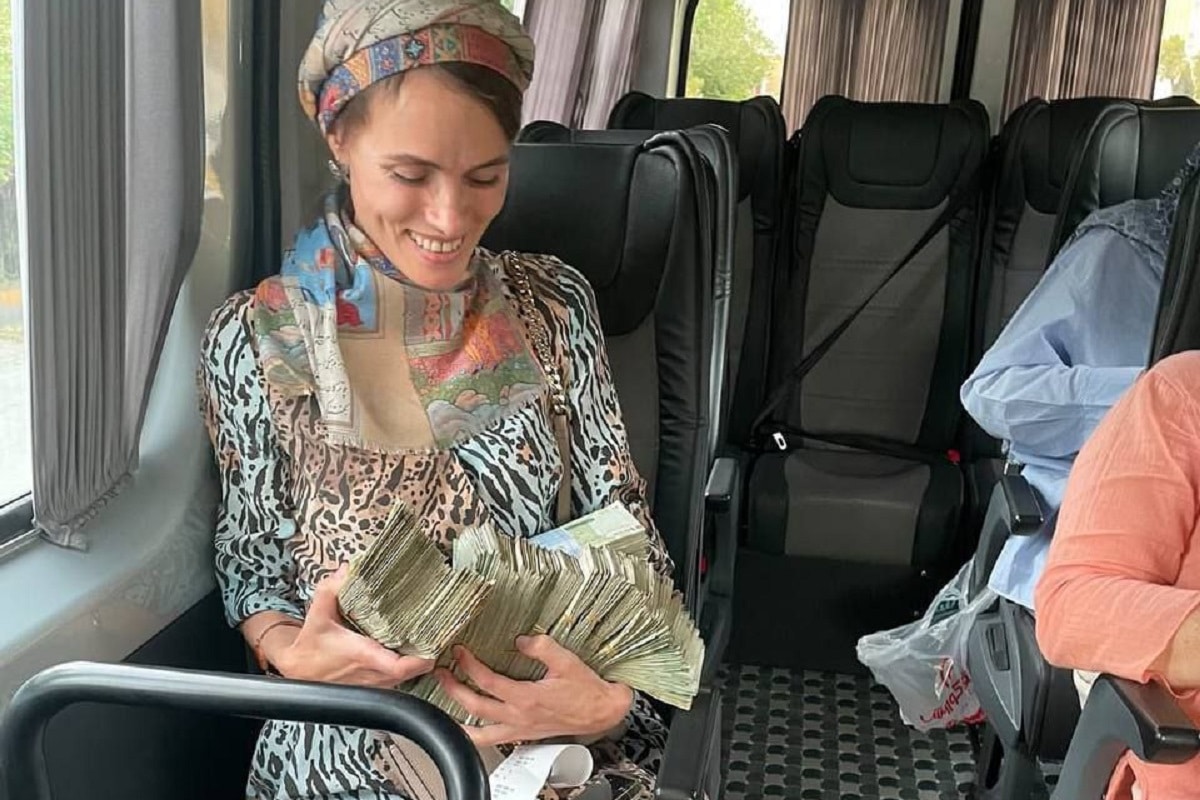 عکس| حمل پول ایران با کیسه پلاستیکی توسط گردشگر زن روس عکس| حمل پول ایران با کیسه پلاستیکی توسط گردشگر زن روس | دیلی فوتبال
