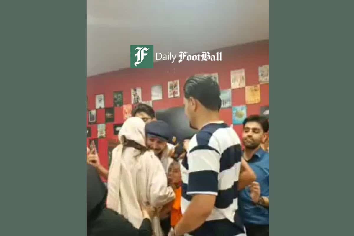 فیلم| بغل کردن جواد عزتی توسط یک دختر هوادار در اکران مردمی فیلم تمساح خونی در مشهد | دیلی فوتبال