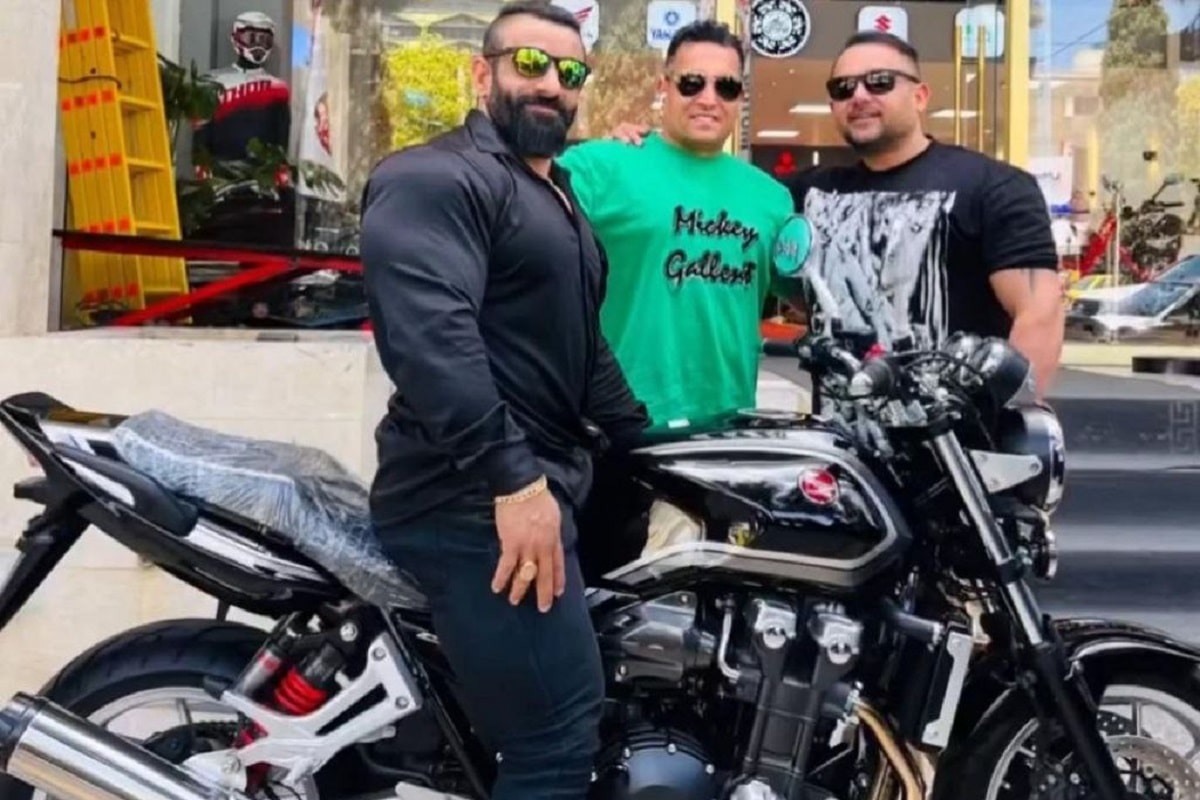 فیلم| دور دور هادی چوپان با موتور سنگین در شهر | دیلی فوتبال