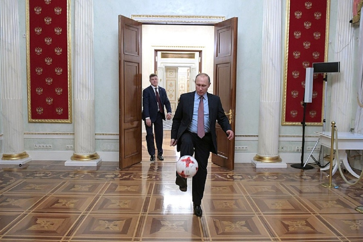 فیلم| فوتبال بازی کردن ولادیمیر پوتین در کاخ کرملین روسیه فیلم| فوتبال بازی کردن ولادیمیر پوتین در کاخ کرملین روسیه | دیلی فوتبال