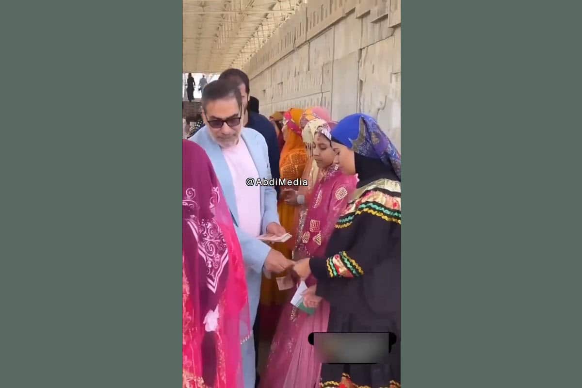 فیلم| پول پاشی علی شمخانی در تخت جمشید | دیلی فوتبال