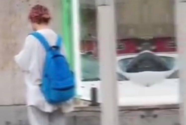 عکس| پوشش دختری که توسط گشت ارشاد با پتو بازداشت شد | دیلی فوتبال