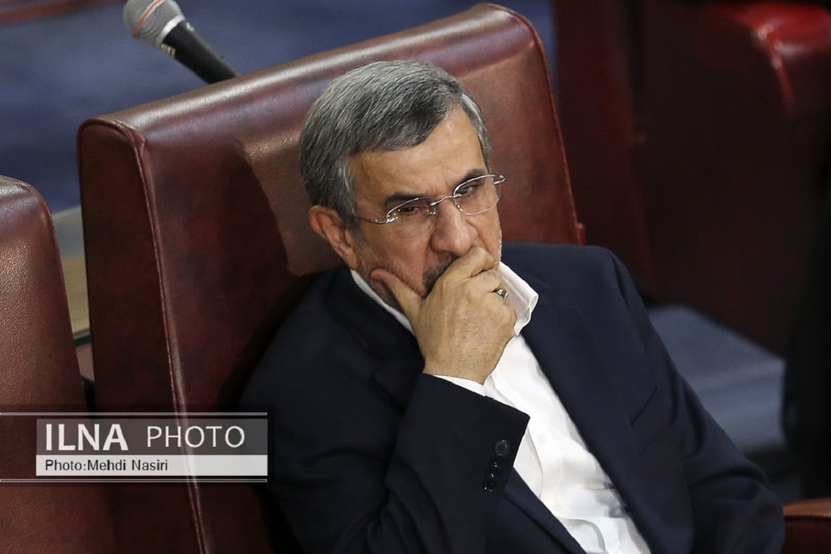 عکس| پیراهن سفید محمود احمدی نژاد جنجال به پا کرد؛ شاید لباس مشکی نداشته… عکس| پیراهن سفید محمود احمدی نژاد جنجال به پا کرد؛ شاید لباس مشکی نداشته… | دیلی فوتبال