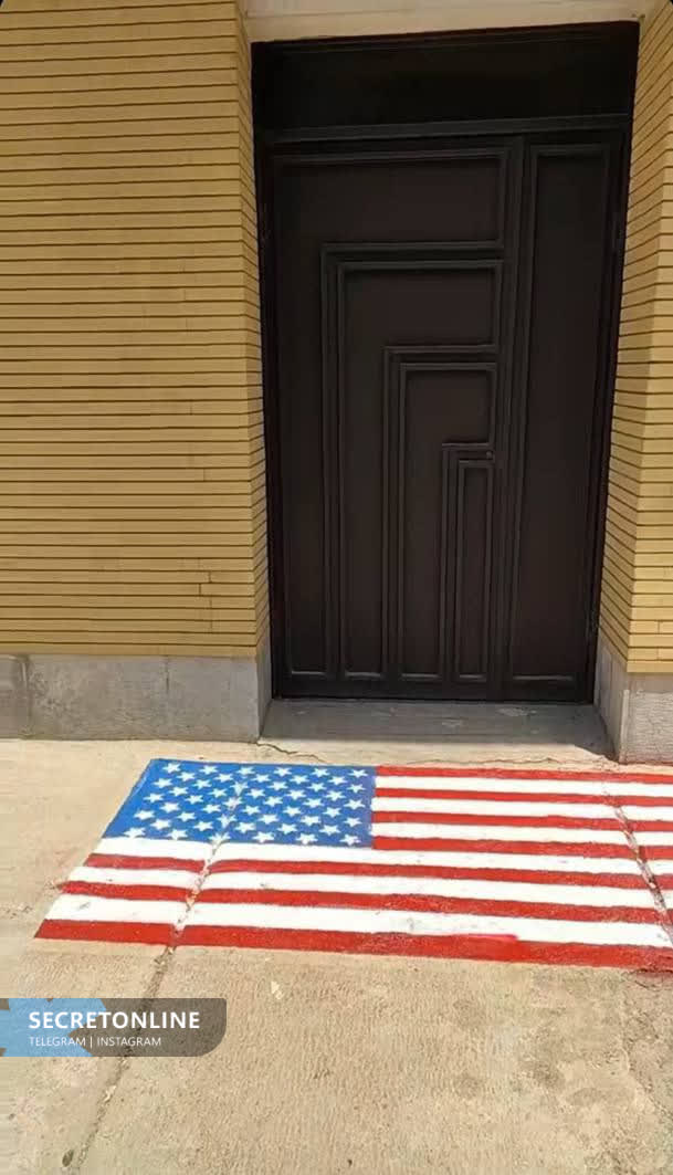 عکس| نقاشی پرچم آمریکا روی زمین دلیل لغو سخنرانی ظریف در مشهد عکس| نقاشی پرچم آمریکا روی زمین دلیل لغو سخنرانی ظریف در مشهد | دیلی فوتبال