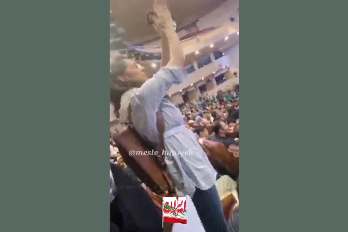 فیلم| توهین و اخراج بانوان محجبه از ستاد انتخاباتی یکی از نامزدهای انتخابات ریاست جمهوری فیلم| توهین و اخراج بانوان محجبه از ستاد انتخاباتی یکی از نامزدهای انتخابات ریاست جمهوری | دیلی فوتبال