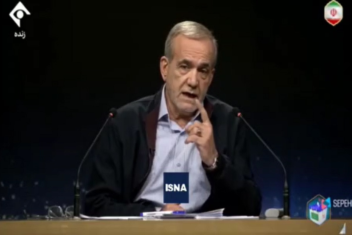 فیلم| تقلب رساندن جلیلی به پزشکیان در مناظره فیلم| تقلب رساندن جلیلی به پزشکیان در مناظره | دیلی فوتبال