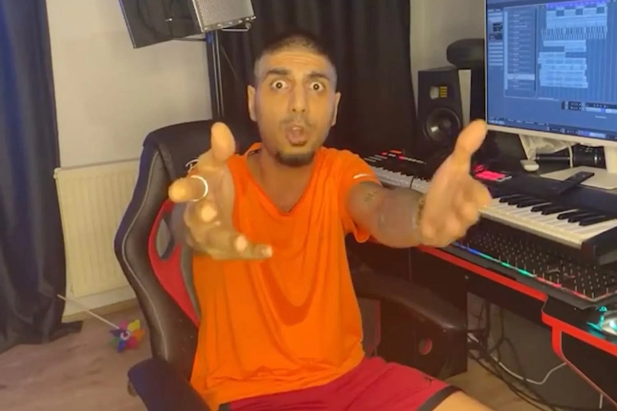 فیلم| کلاهبرداری رضا پیشرو از طرفدارانش | دیلی فوتبال