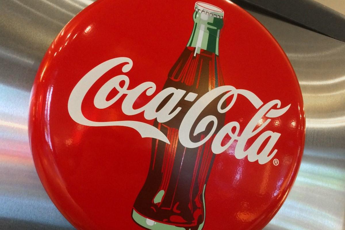 فیلم| تحریم کوکا کولا توسط مجری صداوسیما | دیلی فوتبال