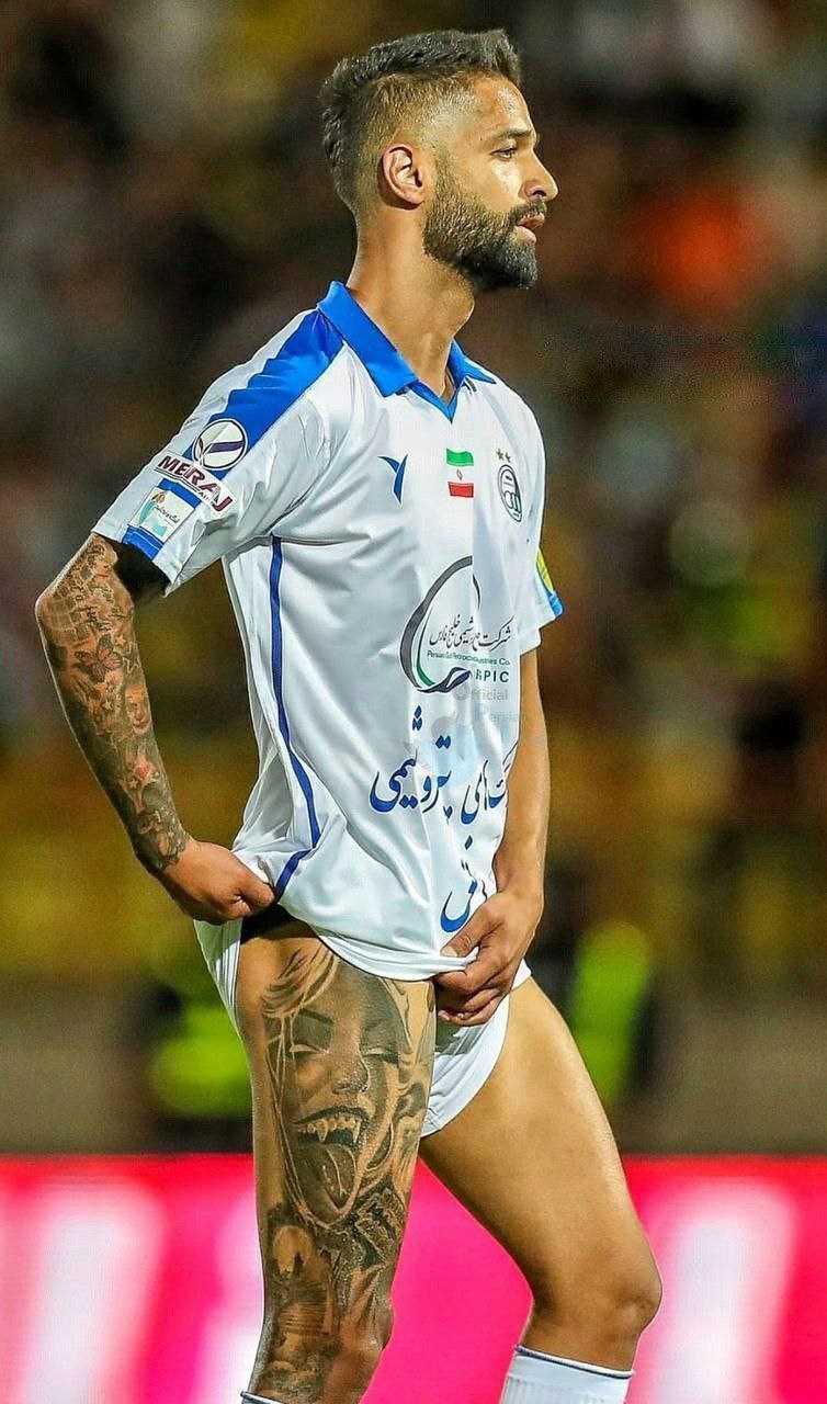 عکس| نمایش علنی تتوی شیطان پرستی توسط بازیکن هنجارشکن استقلال | دیلی فوتبال