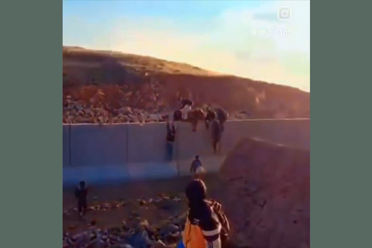 فیلم| هجوم افغانی ها به سمت ایران با رد شدن از دیوار مرزی | دیلی فوتبال