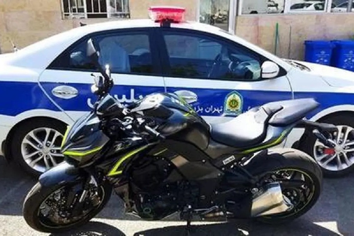 عکس| خط و نشان زن هنجارشکن برای پلیس راهور عکس| خط و نشان زن هنجارشکن برای پلیس راهور | دیلی فوتبال