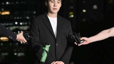 عکس| احضار خواننده گروه «بی تی اس» به اداره پلیس | دیلی فوتبال