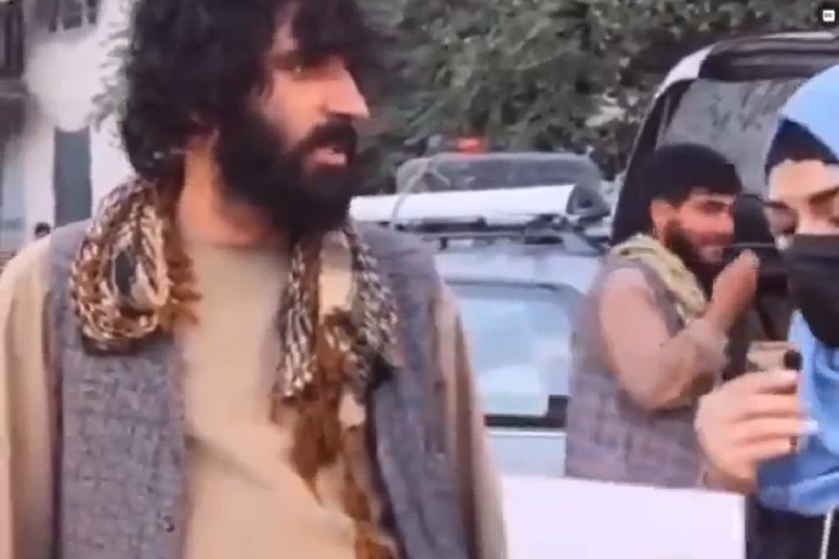 فیلم| واکنش توهین آمیز یک افغانی به اجرای طرح اخراج اتباع غیرمجاز از ایران فیلم| واکنش توهین آمیز یک افغانی به اجرای طرح اخراج اتباع غیرمجاز از ایران | دیلی فوتبال