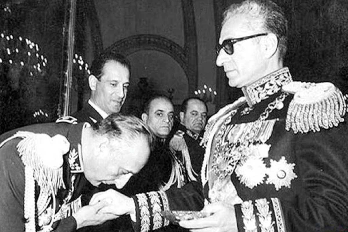 فیلم| عاقبت نبوسیدن دست محمدرضا پهلوی فیلم| عاقبت نبوسیدن دست محمدرضا پهلوی | دیلی فوتبال