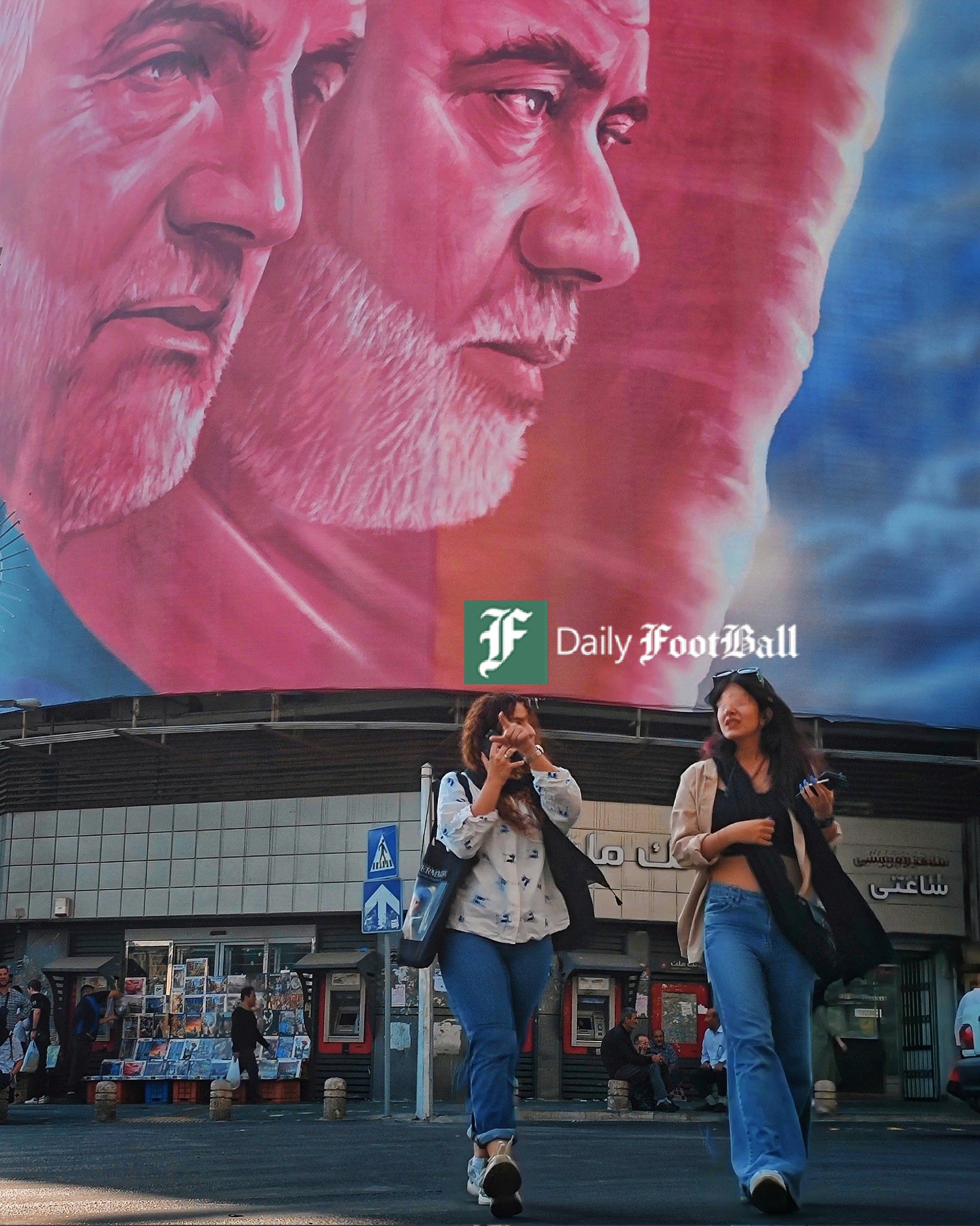 عکس| برهنگی دو زن بی حجاب زیر تصویر سرداران مقاومت | دیلی فوتبال