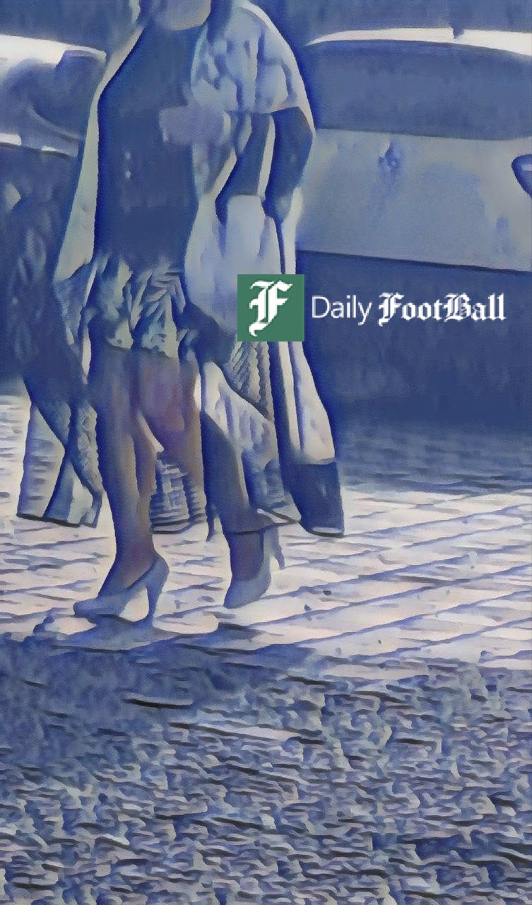 عکس| اینجا خیابان های منچستر نیست؛ برهنگی زن هنجارشکن مقابله کافه ای در انزلی عکس| اینجا خیابان های منچستر نیست؛ برهنگی زن هنجارشکن مقابله کافه ای در انزلی | دیلی فوتبال