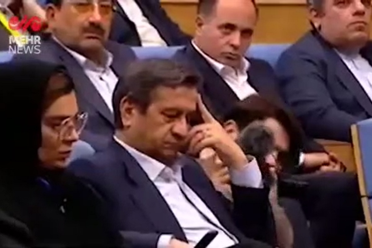 فیلم| چرت زدن همتی در نشست خبری رئیس جمهور فیلم| چرت زدن همتی در نشست خبری رئیس جمهور | دیلی فوتبال