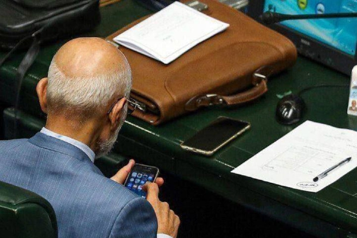 عکس| گوشی آیفون در دست مصطفی میرسلیم عکس| گوشی آیفون در دست مصطفی میرسلیم | دیلی فوتبال