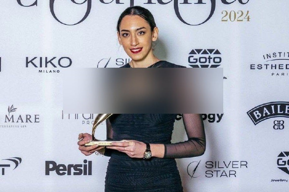 عکس| کیمیا علیزاده جایزه برهنگی گرفت | دیلی فوتبال